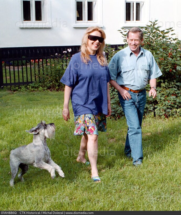 Vaclav Havel és közép schnauzere Dula